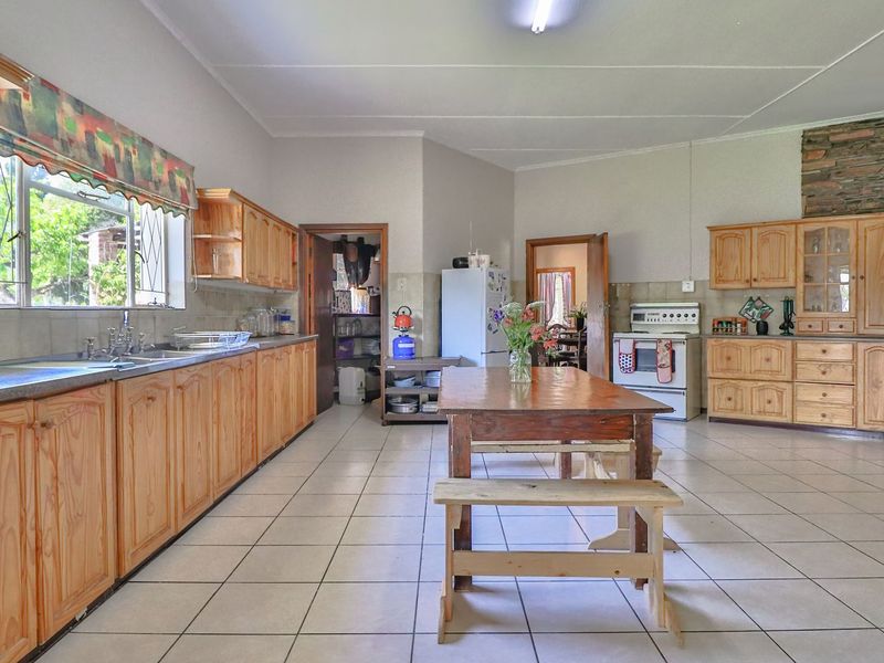 Charming Family Home in Cradock East - Photo 2