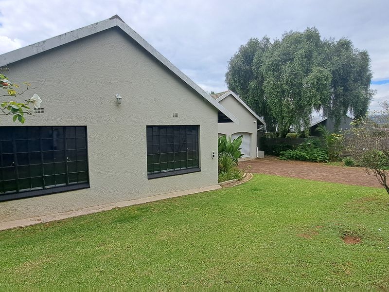 Luxury 3Bed 2Bath Double Garage Secure Family Home With Sparking Pool in Randpark Ridge - Photo 4