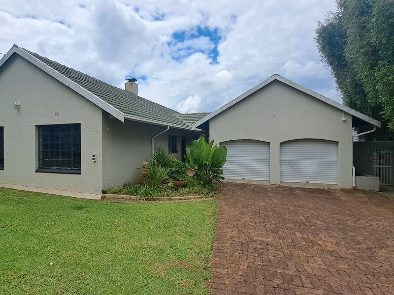 Luxury 3Bed 2Bath Double Garage Secure Family Home With Sparking Pool in Randpark Ridge - Photo 3