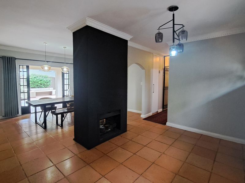 Luxury 3Bed 2Bath Double Garage Secure Family Home With Sparking Pool in Randpark Ridge - Photo 6