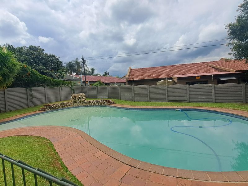 Luxury 3Bed 2Bath Double Garage Secure Family Home With Sparking Pool in Randpark Ridge - Photo 2