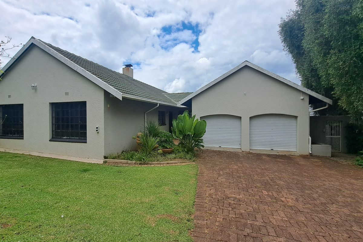 Luxury 3Bed 2Bath Double Garage Secure Family Home With Sparking Pool in Randpark Ridge - Photo 3