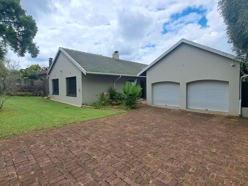 Luxury 3Bed 2Bath Double Garage Secure Family Home With Sparking Pool in Randpark Ridge