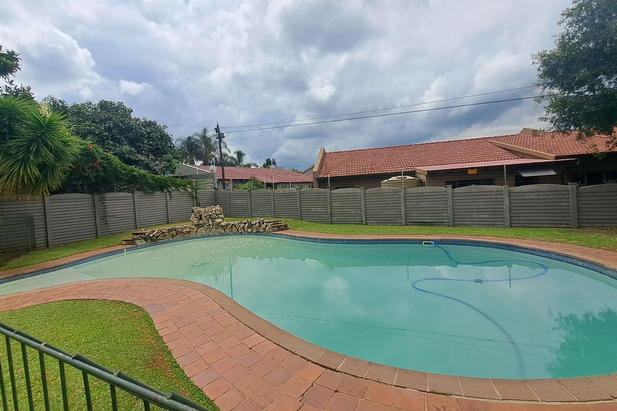 Luxury 3Bed 2Bath Double Garage Secure Family Home With Sparking Pool in Randpark Ridge - Photo 2