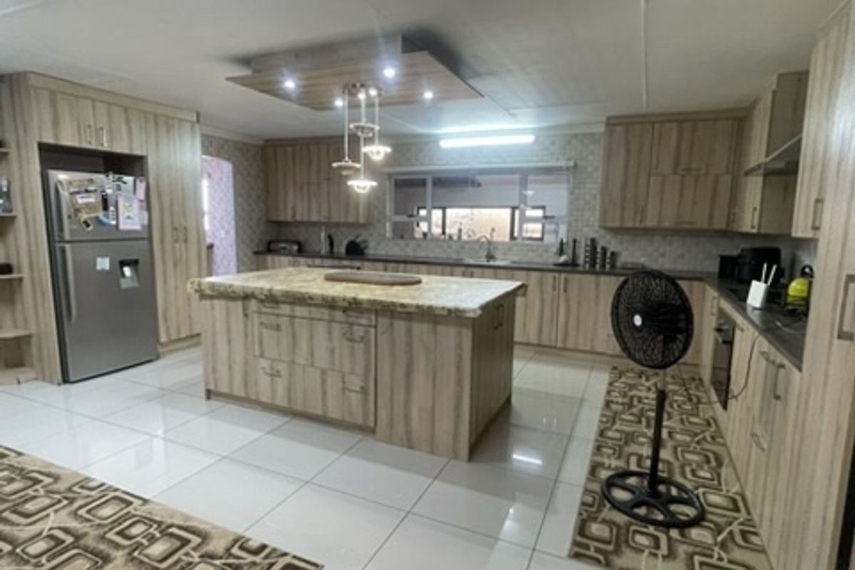 Exceptional Modern Family Estate with Cottage Option in Prime Dadaville Location - Photo 2