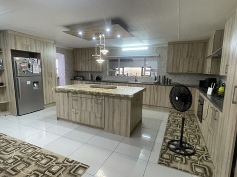 Exceptional Modern Family Estate with Cottage Option in Prime Dadaville Location - Photo 2