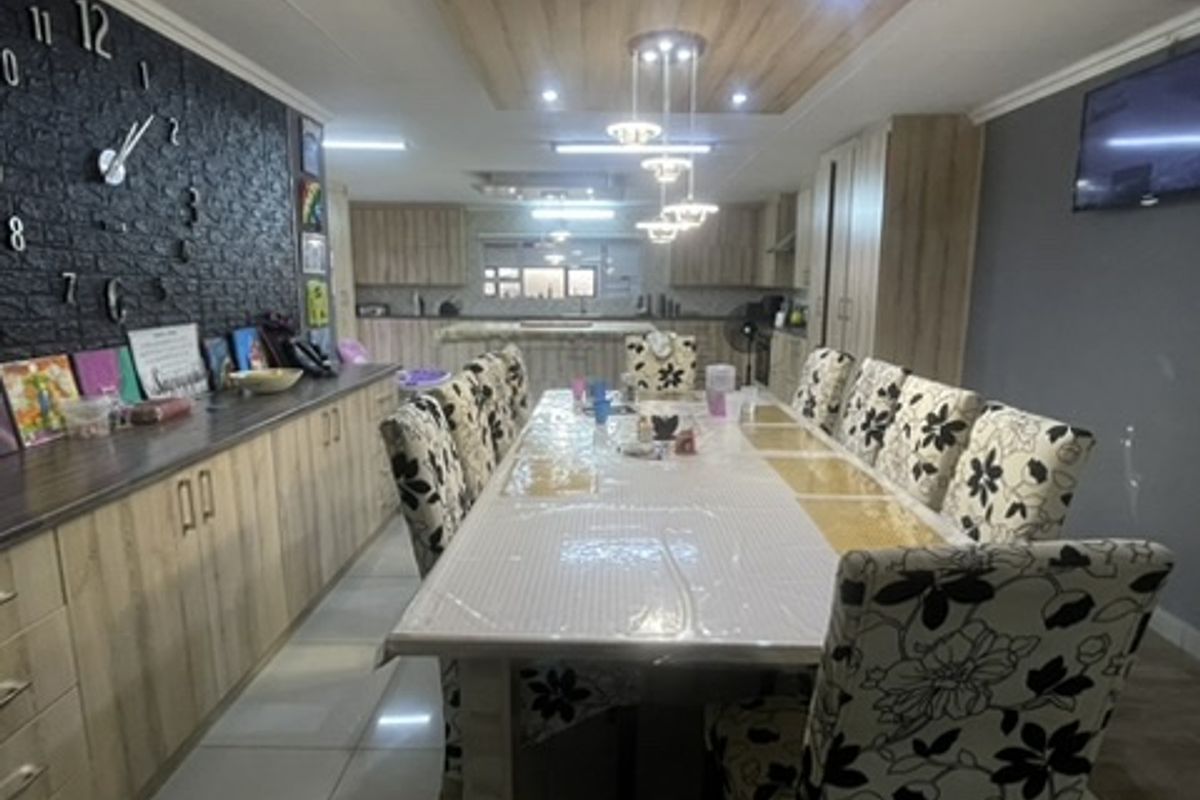 Exceptional Modern Family Estate with Cottage Option in Prime Dadaville Location - Photo 5