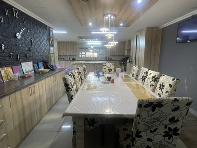 Exceptional Modern Family Estate with Cottage Option in Prime Dadaville Location - Photo 5