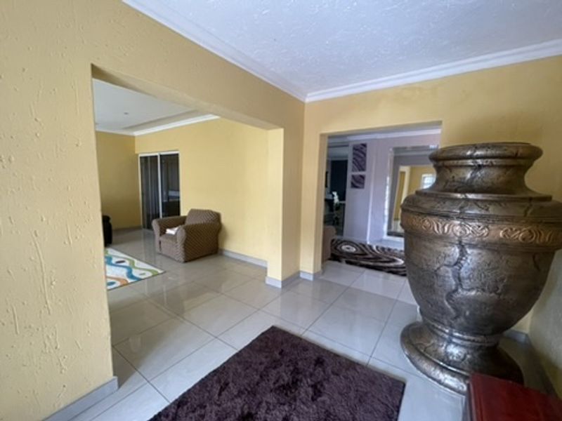 Exceptional Modern Family Estate with Cottage Option in Prime Dadaville Location - Photo 9