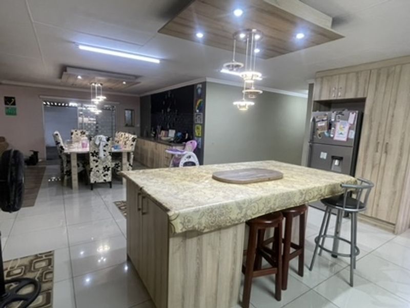 Exceptional Modern Family Estate with Cottage Option in Prime Dadaville Location - Photo 7