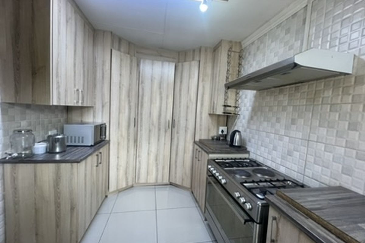 Exceptional Modern Family Estate with Cottage Option in Prime Dadaville Location - Photo 3