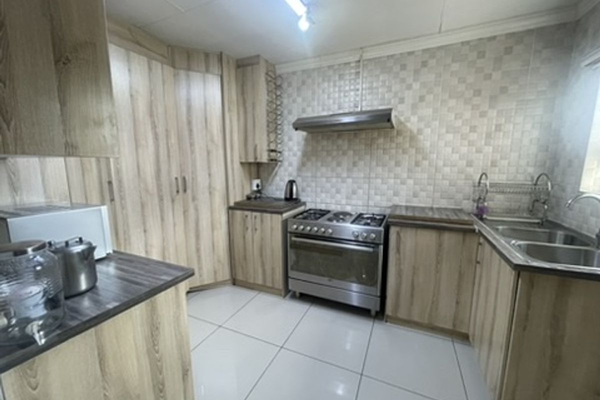 Exceptional Modern Family Estate with Cottage Option in Prime Dadaville Location - Photo 4