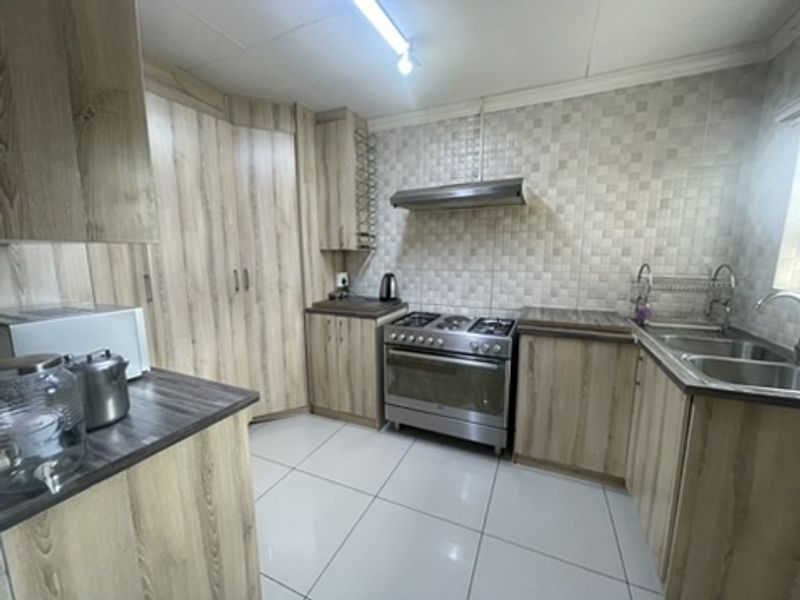 Exceptional Modern Family Estate with Cottage Option in Prime Dadaville Location - Photo 4