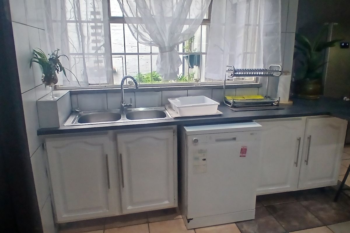 Versatile Family Home with Flatlet & Incredible Income Potential - Photo 4