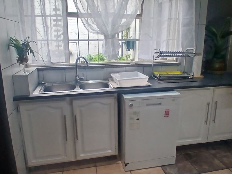 Versatile Family Home with Flatlet & Incredible Income Potential - Photo 4