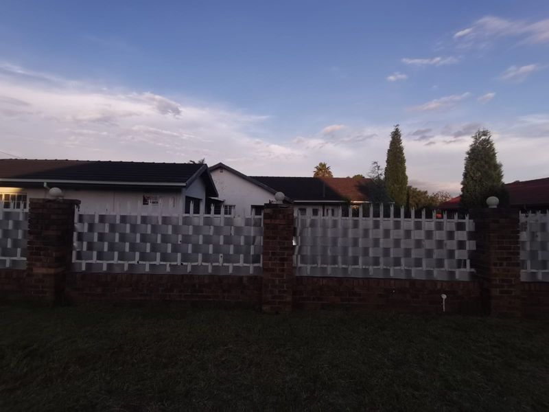 Charming Family Home in the Heart of Vanderbijlpark SE 1 - Photo 2