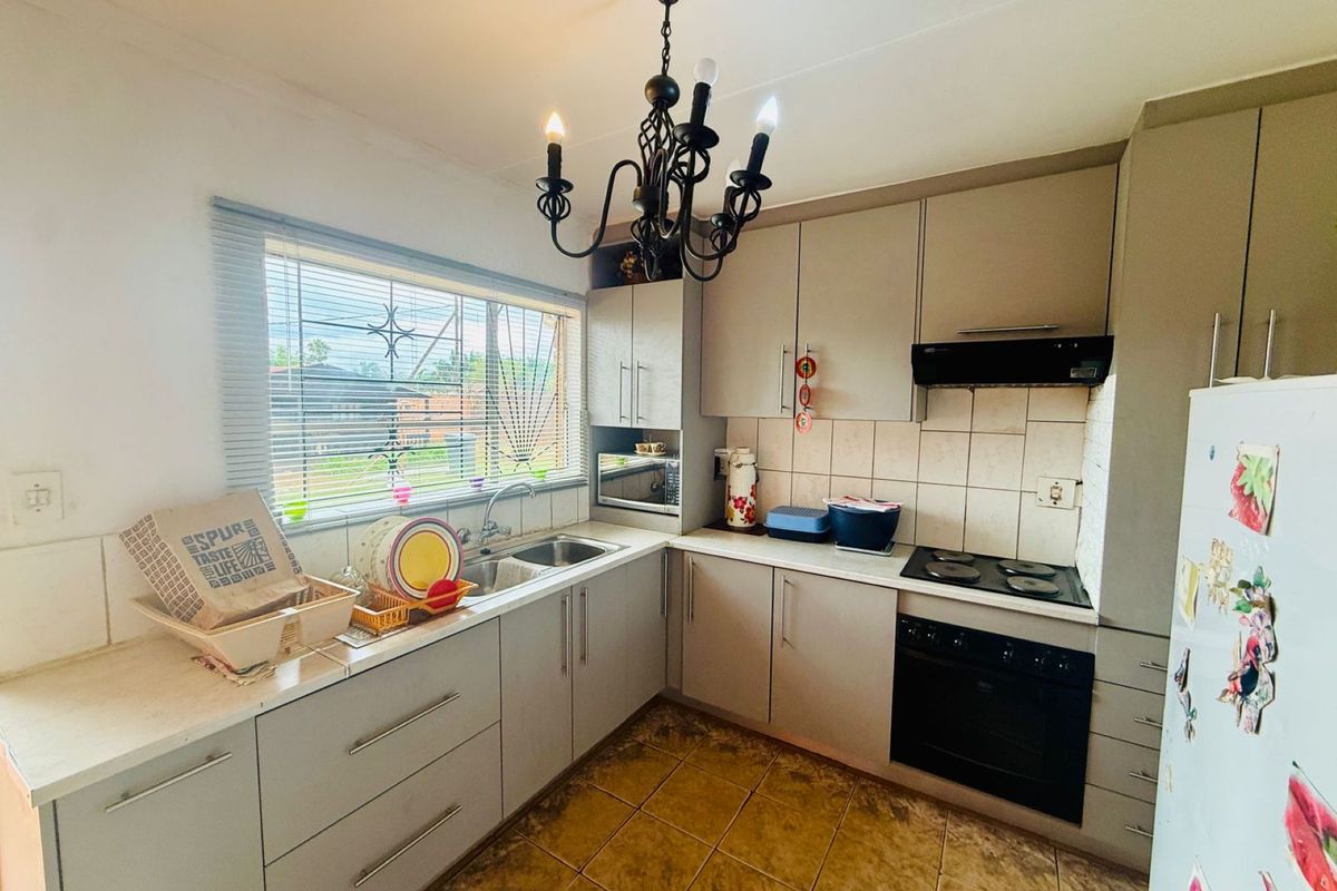 Prime Location & Comfortable Family Living in Chantelle - Photo 4