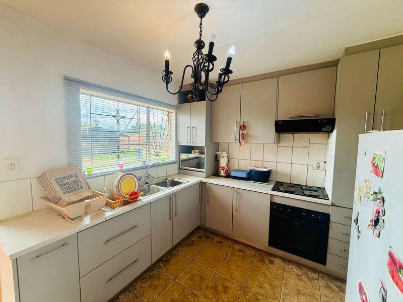 Prime Location & Comfortable Family Living in Chantelle - Photo 4