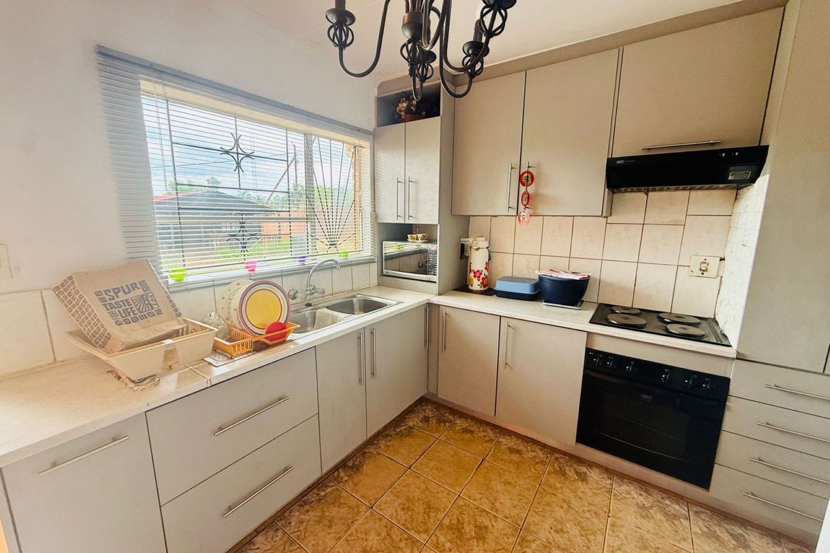 Prime Location & Comfortable Family Living in Chantelle - Photo 3