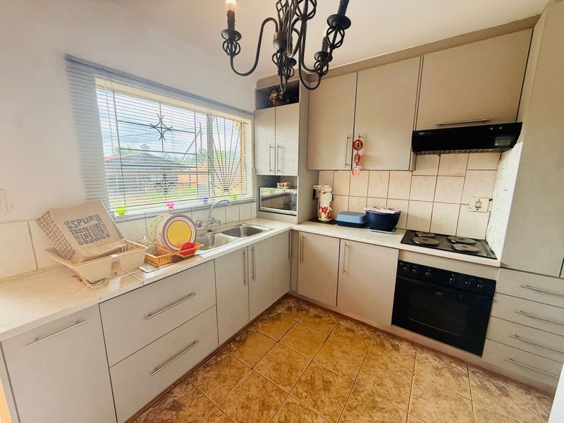 Prime Location & Comfortable Family Living in Chantelle - Photo 3