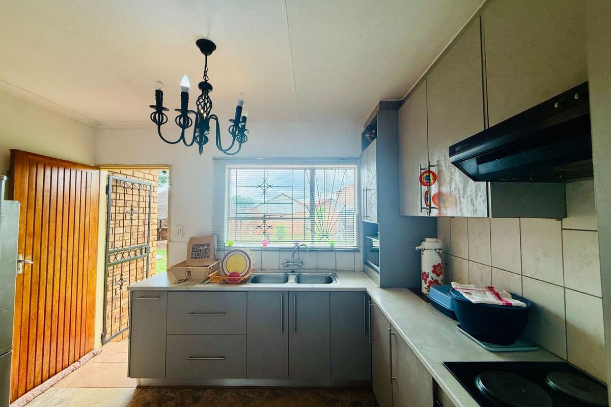 Prime Location & Comfortable Family Living in Chantelle - Photo 5