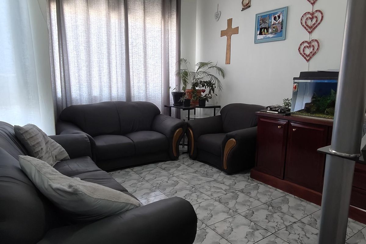 Charming 2-bedroom apartment for sale in Sidwell, Gqeberha—ideal for first-time buyers or investors! - Photo 2