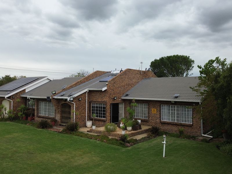 A Rare Country Gem with Dual Living – Space, Style & Serenity in Devon - Photo 2