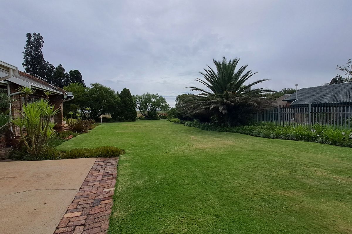 A Rare Country Gem with Dual Living – Space, Style & Serenity in Devon - Photo 5