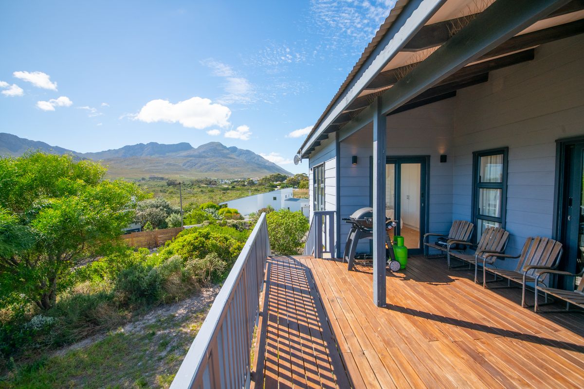 Charming Nutec Home with Stunning Mountain Views – Anne Road, Pringle Bay - Photo 5
