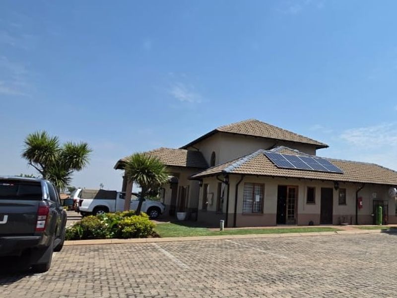 Bachelor Apartment in Secure Complex with Great Amenities - Photo 9