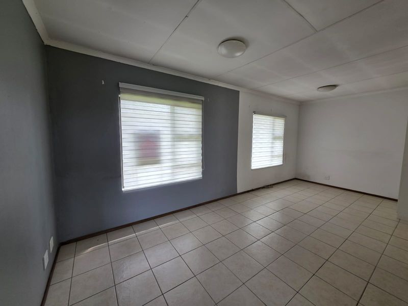 Bachelor Apartment in Secure Complex with Great Amenities - Photo 4