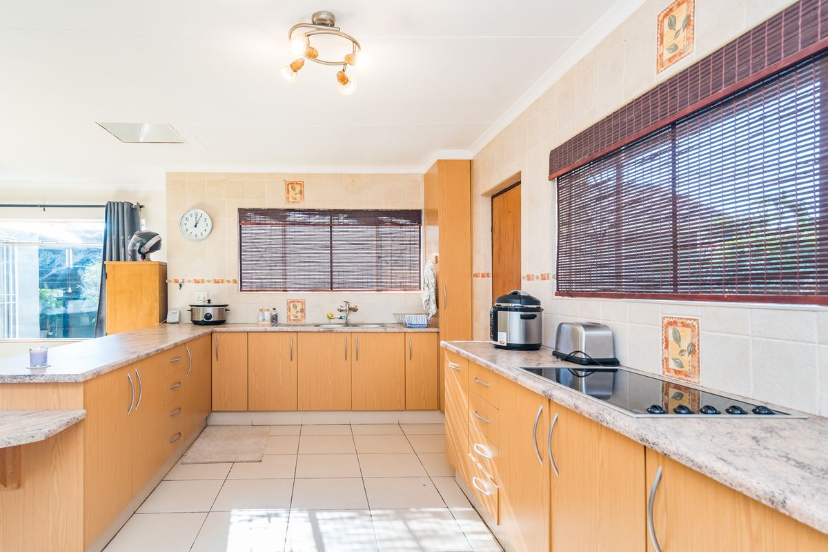 5 Bedrooms, 2 Kitchens,  4 Tandem Garage, Non Distressed Auction - Photo 2