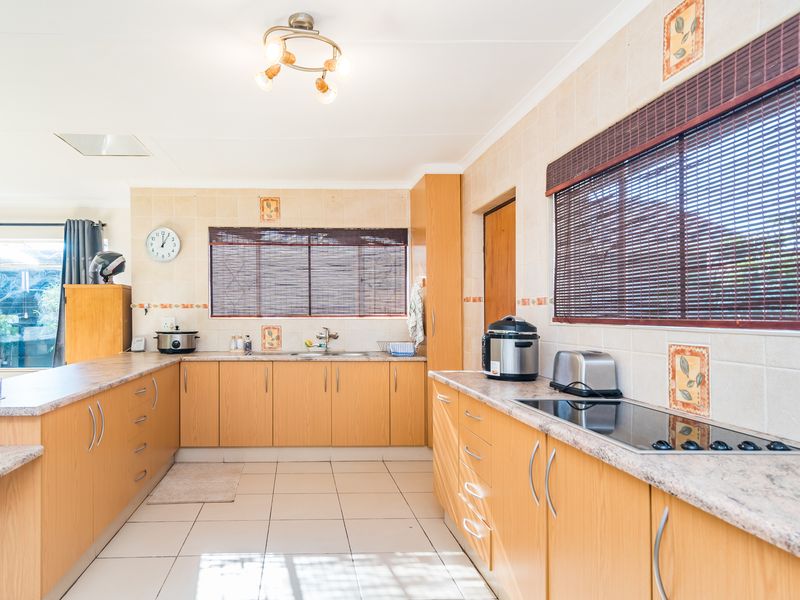 5 Bedrooms, 2 Kitchens,  4 Tandem Garage, Non Distressed Auction - Photo 2