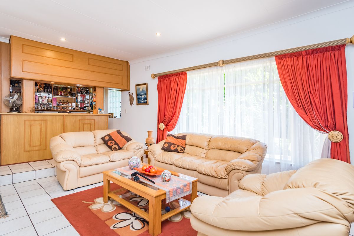 5 Bedrooms, 2 Kitchens,  4 Tandem Garage, Non Distressed Auction - Photo 4