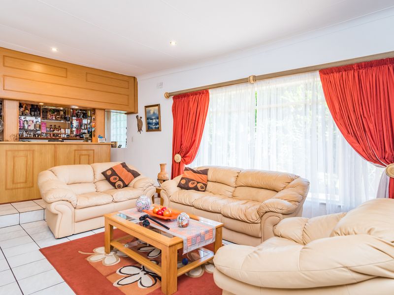 5 Bedrooms, 2 Kitchens,  4 Tandem Garage, Non Distressed Auction - Photo 4