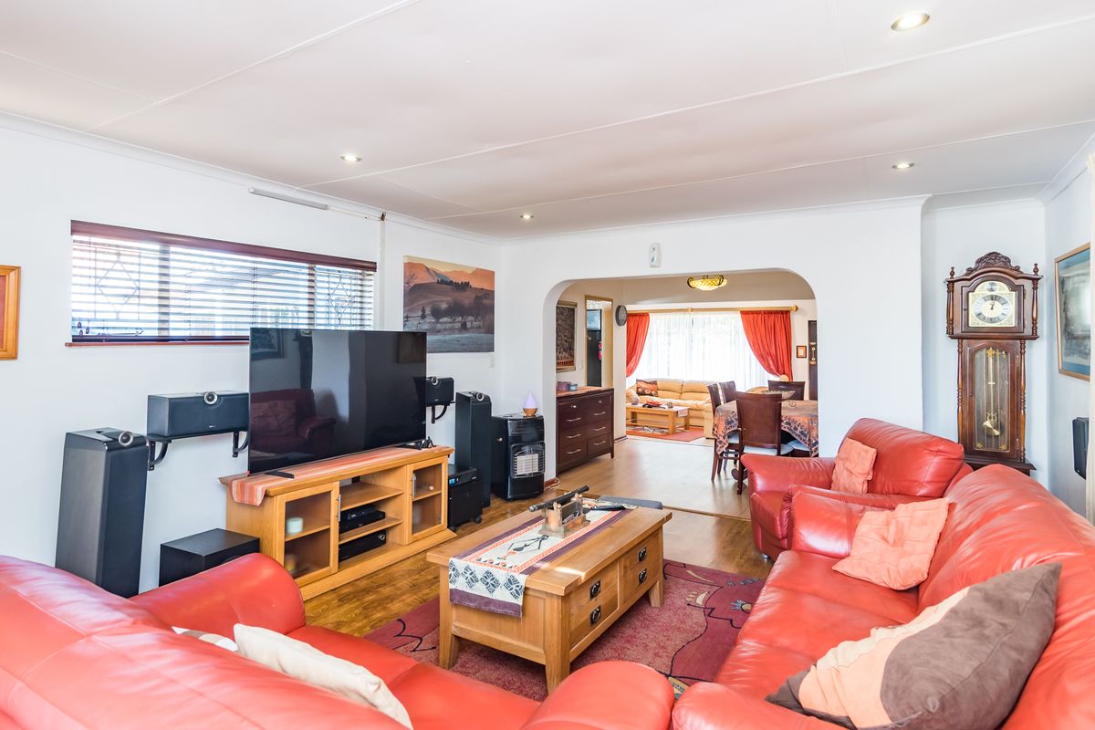 5 Bedrooms, 2 Kitchens,  4 Tandem Garage, Non Distressed Auction - Photo 5