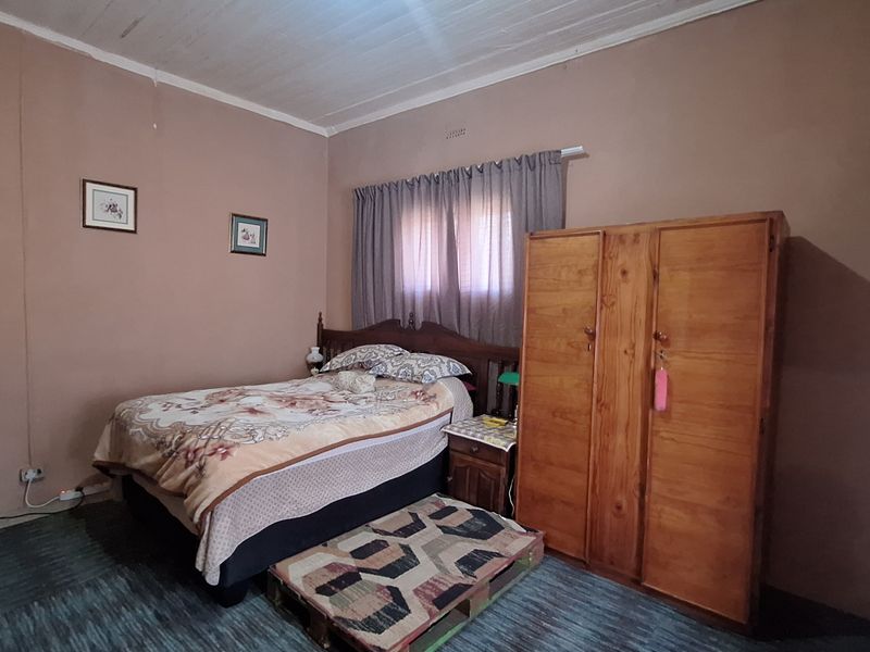 House with sizable yard for sale - Photo 6