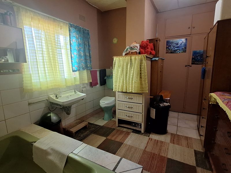 House with sizable yard for sale - Photo 7