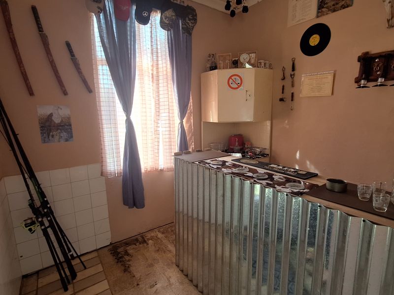 House with sizable yard for sale - Photo 10