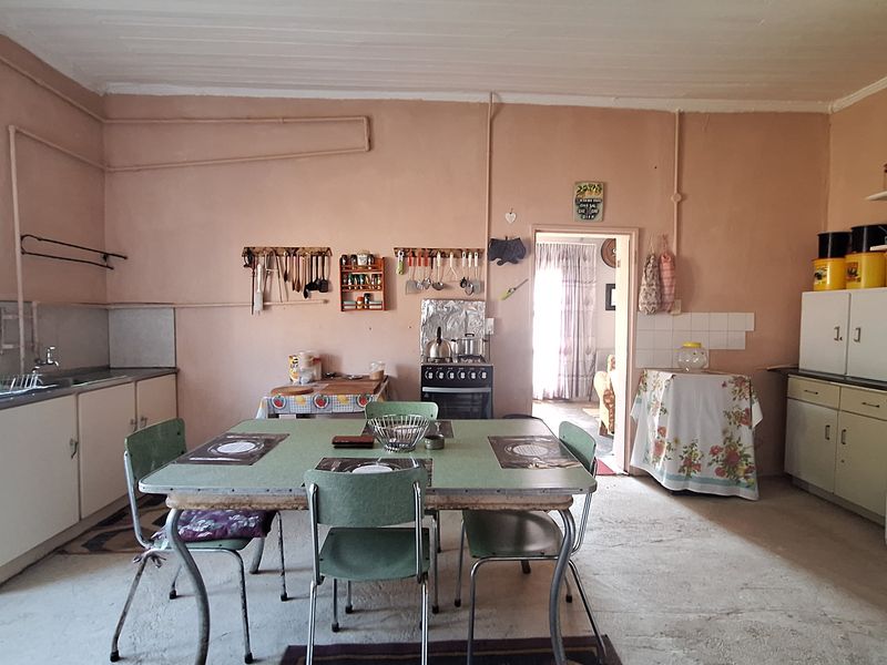 House with sizable yard for sale - Photo 8