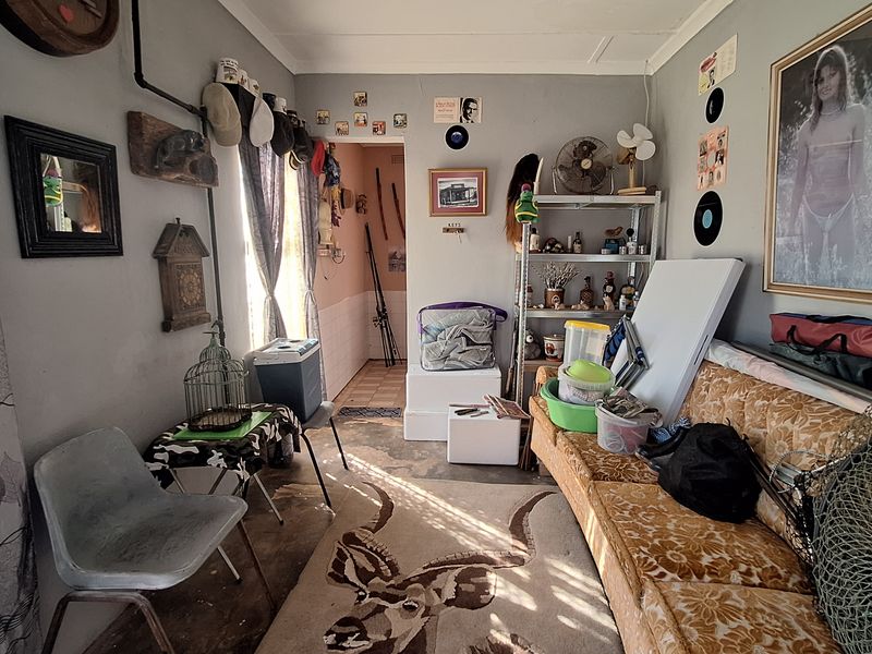 House with sizable yard for sale - Photo 9