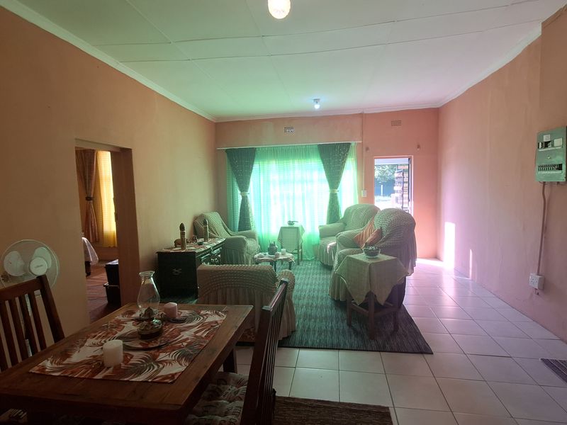 House with sizable yard for sale - Photo 3