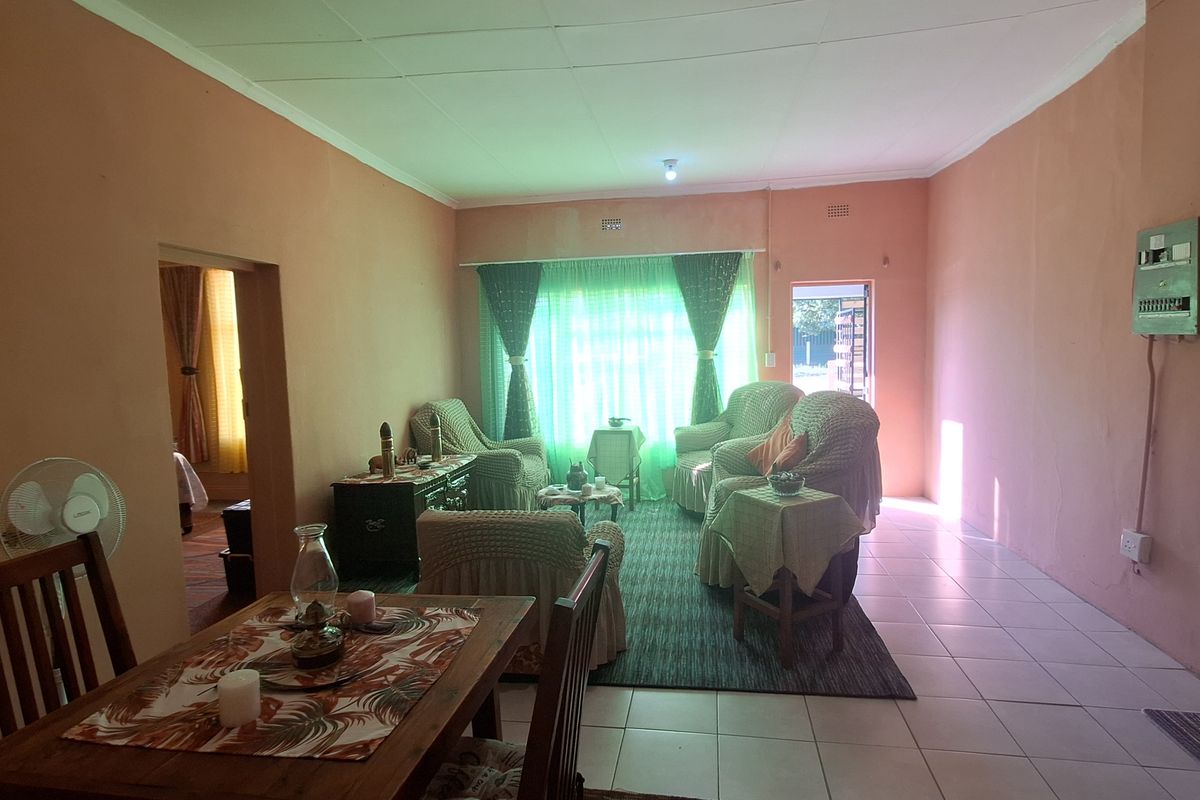 House with sizable yard for sale - Photo 3