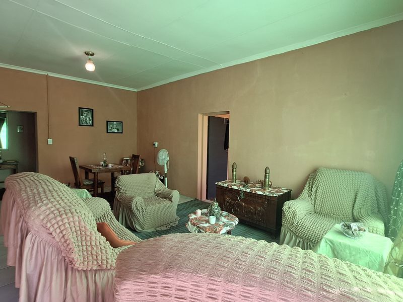 House with sizable yard for sale - Photo 2