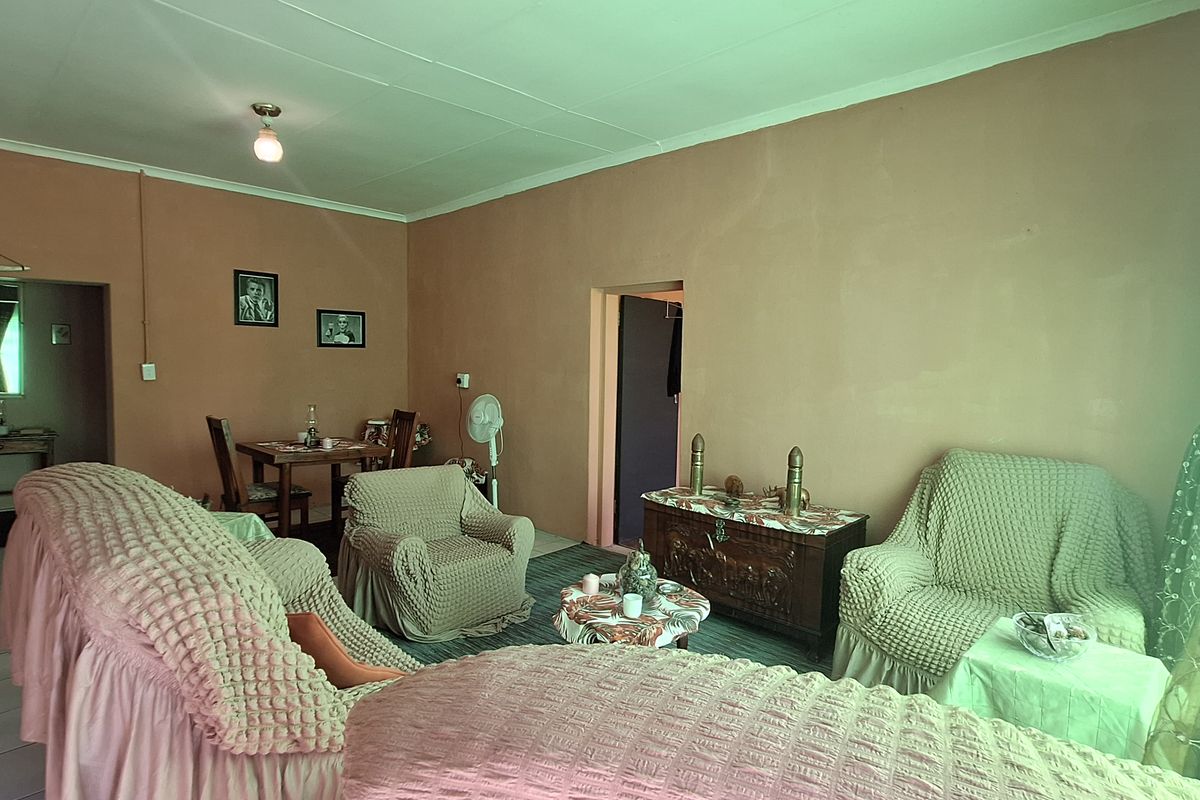 House with sizable yard for sale - Photo 2