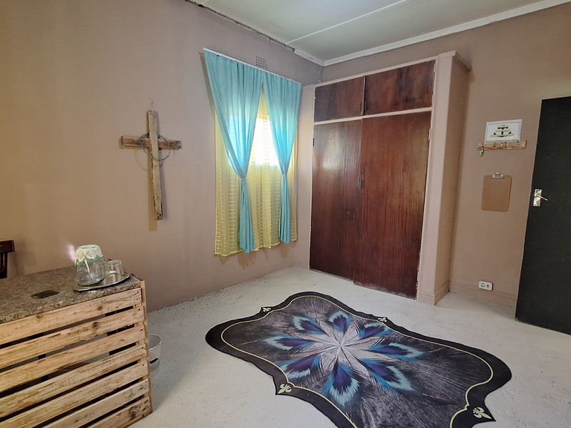 House with sizable yard for sale - Photo 4