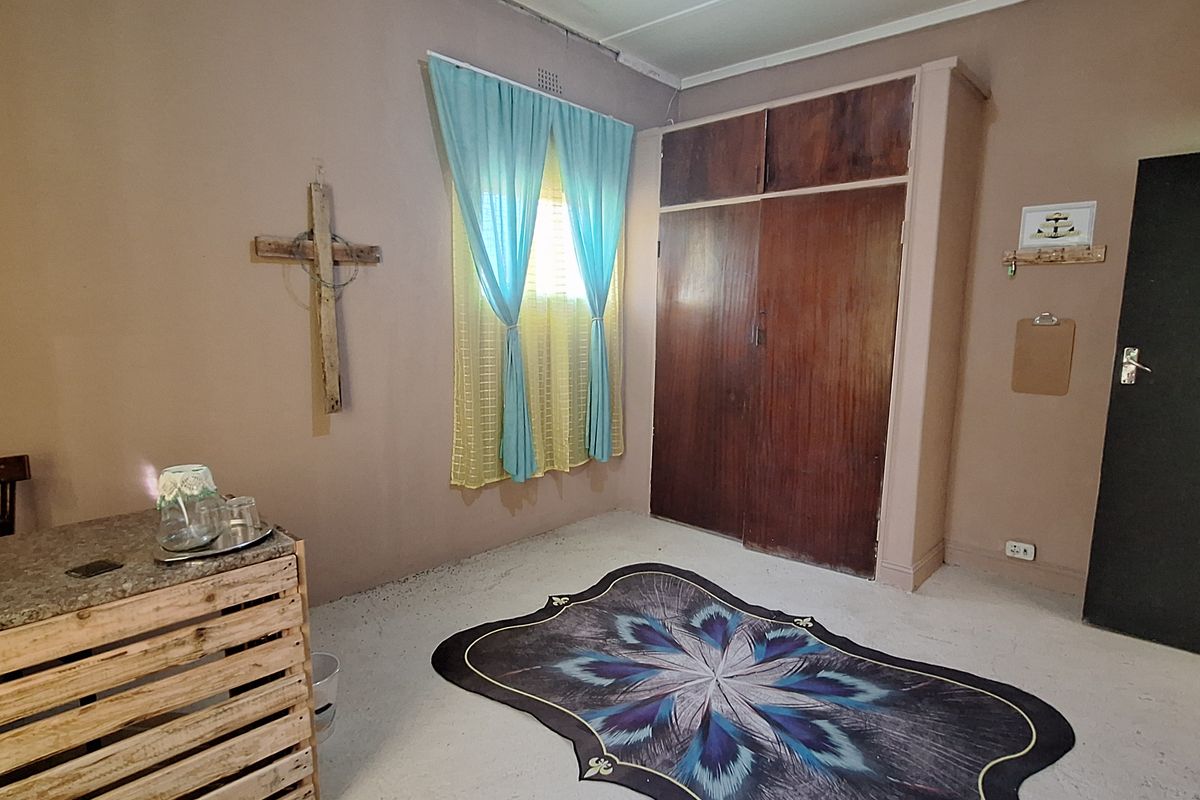 House with sizable yard for sale - Photo 4