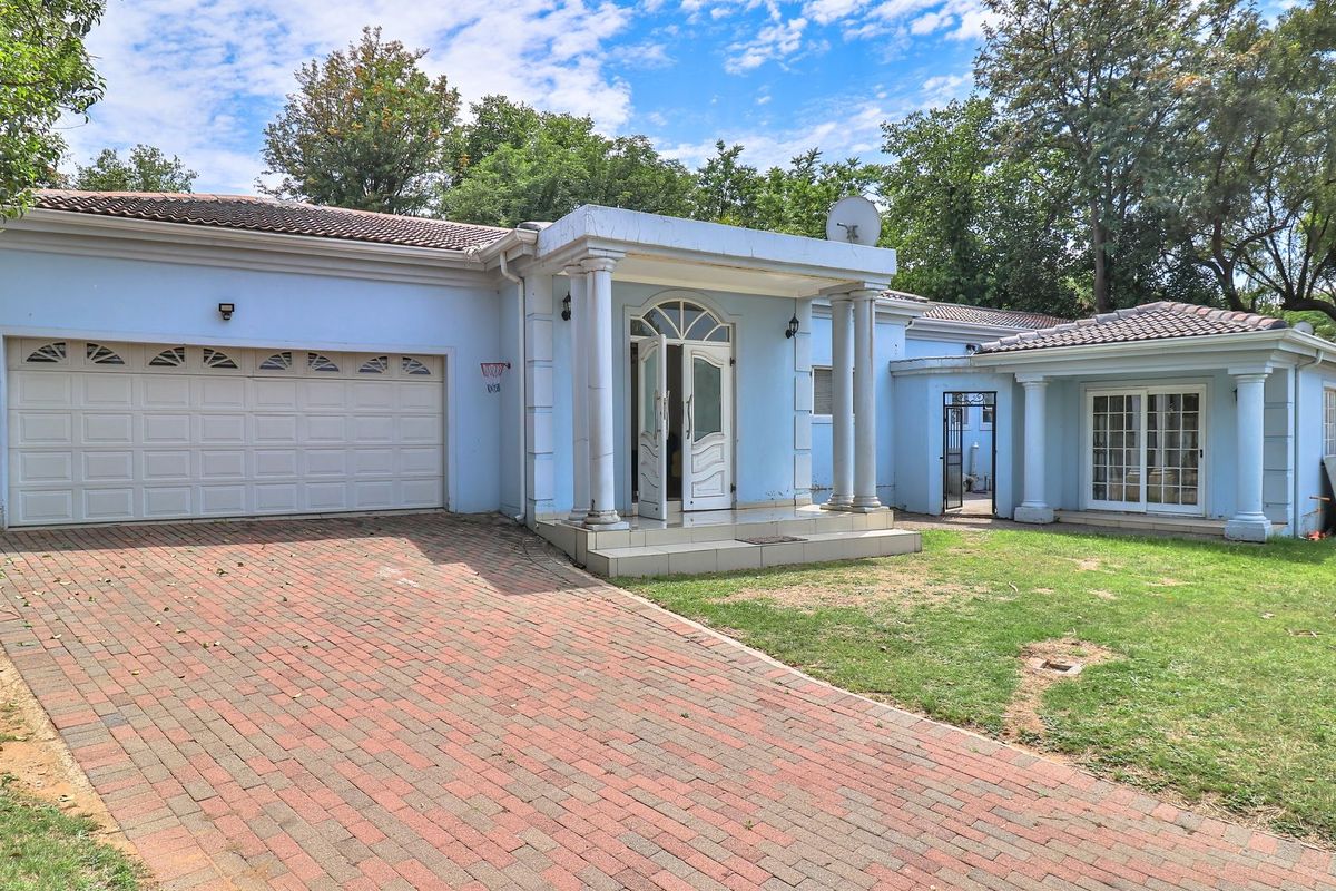 Versatile Family Living with Flatlet and Pool in Prime Location - Photo 2