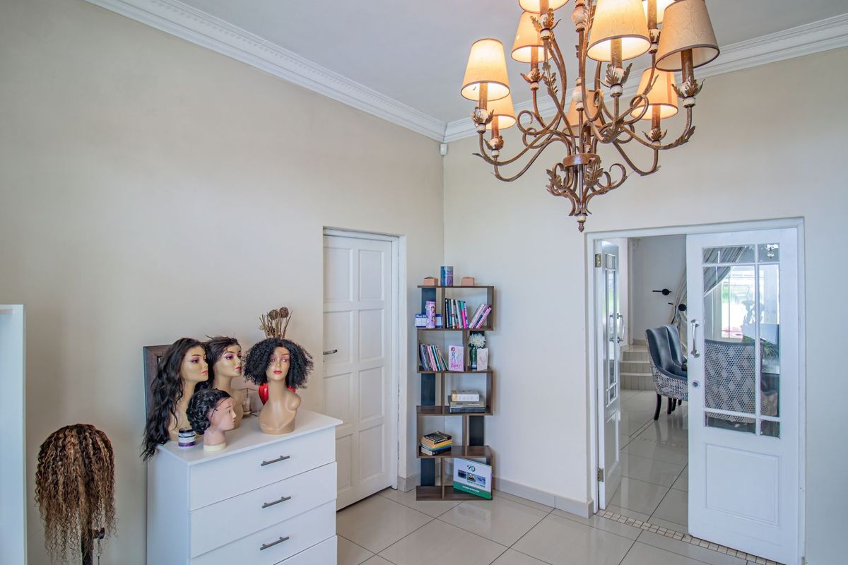 Versatile Family Living with Flatlet and Pool in Prime Location - Photo 3