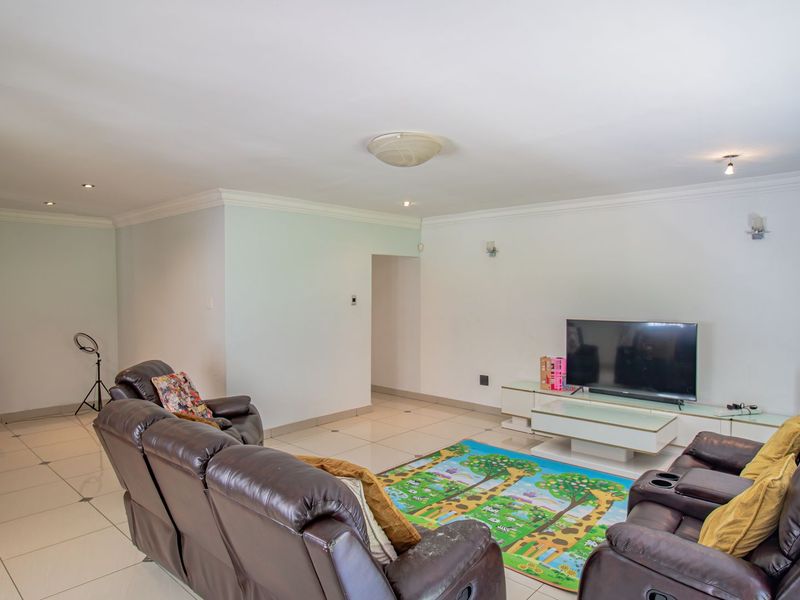 Versatile Family Living with Flatlet and Pool in Prime Location - Photo 8